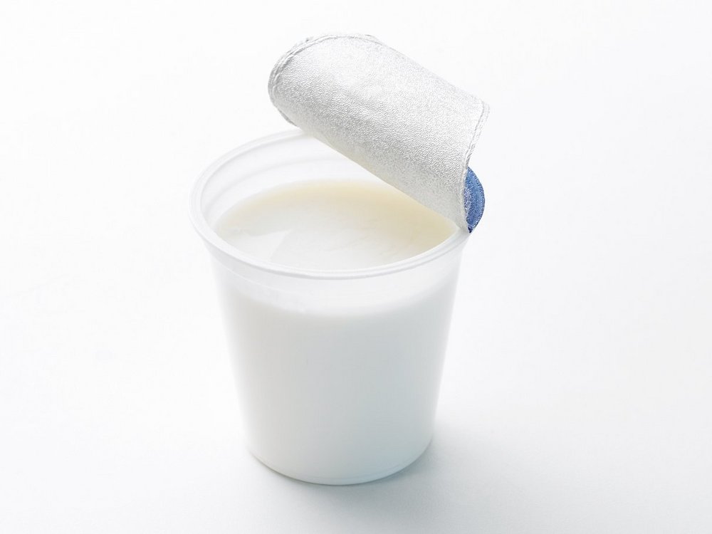 Ein Becher Joghurt.