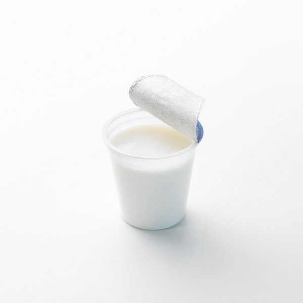 Ein Becher Joghurt.