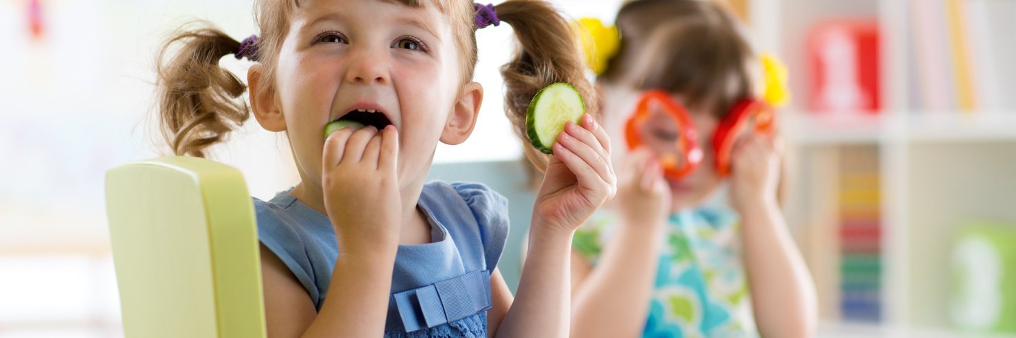 Kita-Kinder essen Rohkost