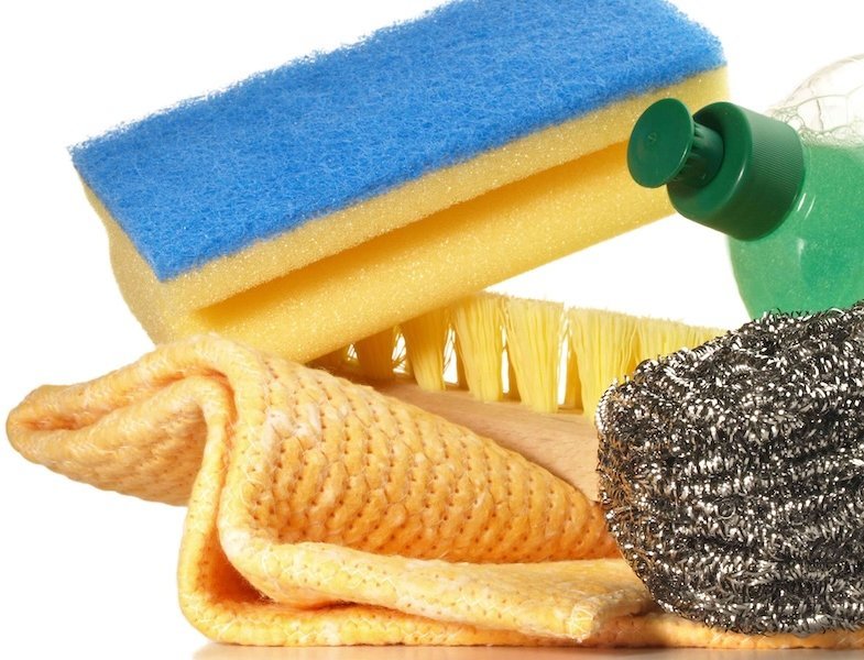 Neue Putzmittel, wie Schwamm, Lappen, Bürste und Spüli.