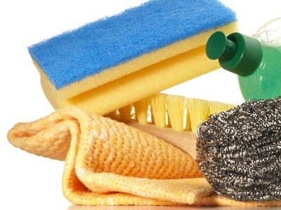 Neue Putzmittel, wie Schwamm, Lappen, Bürste und Spüli.