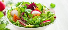 Eine Schale mit gemischtem Salat