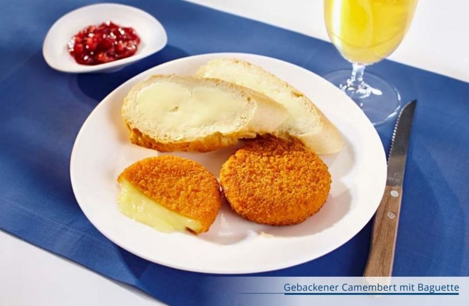 Teller mit zwei Baguettescheiben und zwei gebackene Camembert, dazu Schale mit Preiselbeeren.