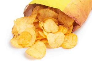 Chips fallen aus einer Chipstüte