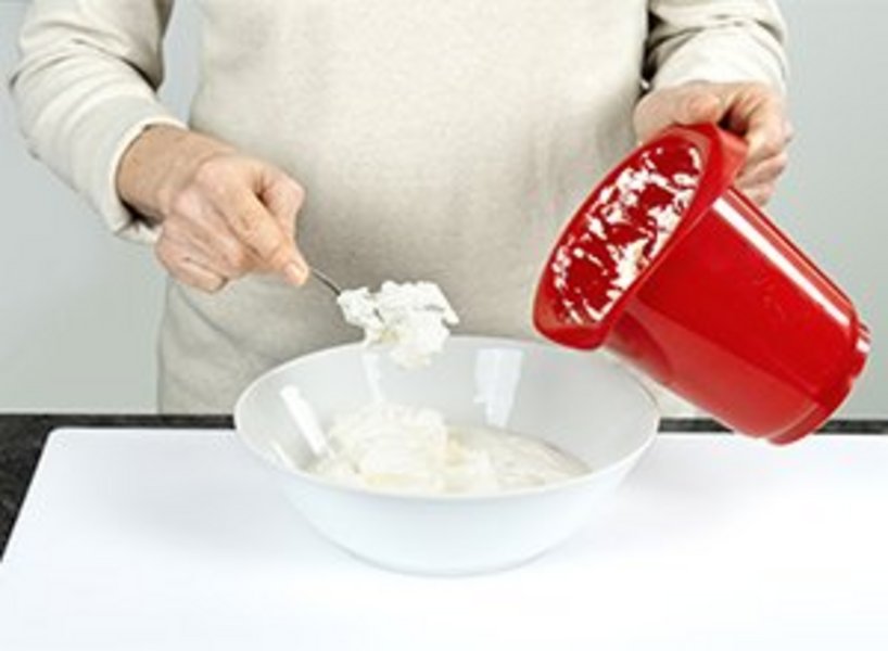 Eine Person vermischt Sahne und Quark.