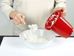 Eine Person vermischt Sahne und Quark.