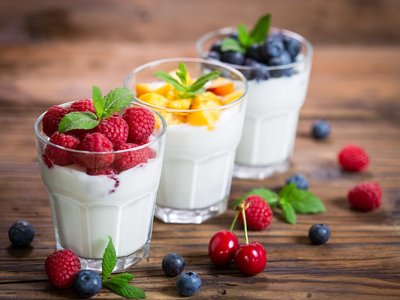 Es sind drei Gläser mit Natur-Joghurt und Früchten abgebildet.