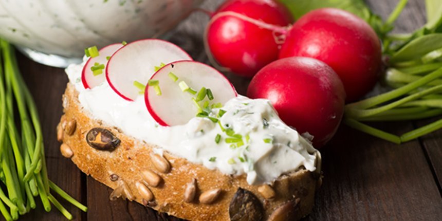 Ein Brot mit Kräuterquark und Radieschen.. Artikel "Kräuter" öffnen.