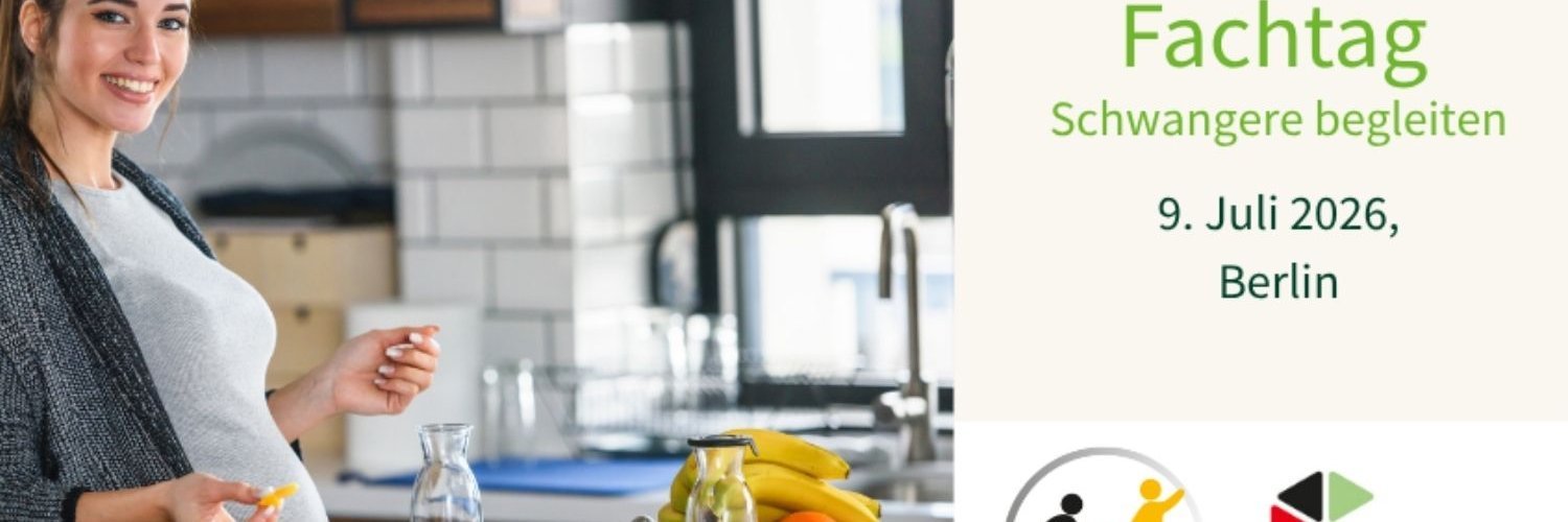Eine schwangere Frau steht in der Küche. Vor ihr liegt Obst und Gemüse. Im Textfeld daneben steht „Fachtag Schwangere begleiten 9. Juli 2026, Berlin“. Darunter sind die Logos vom Netzwerk Gesund ins Leben und vom Bundeszentrum für Ernährung abgebildet. 