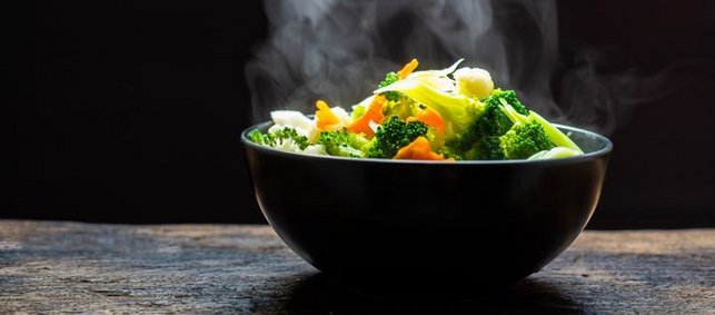 Bild: Schale mit dampfendem Gemüse