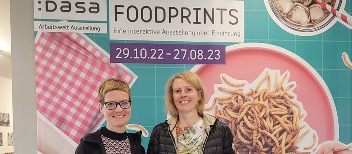 Zwei Frauen stehen vor dem Banner "Foodpints"