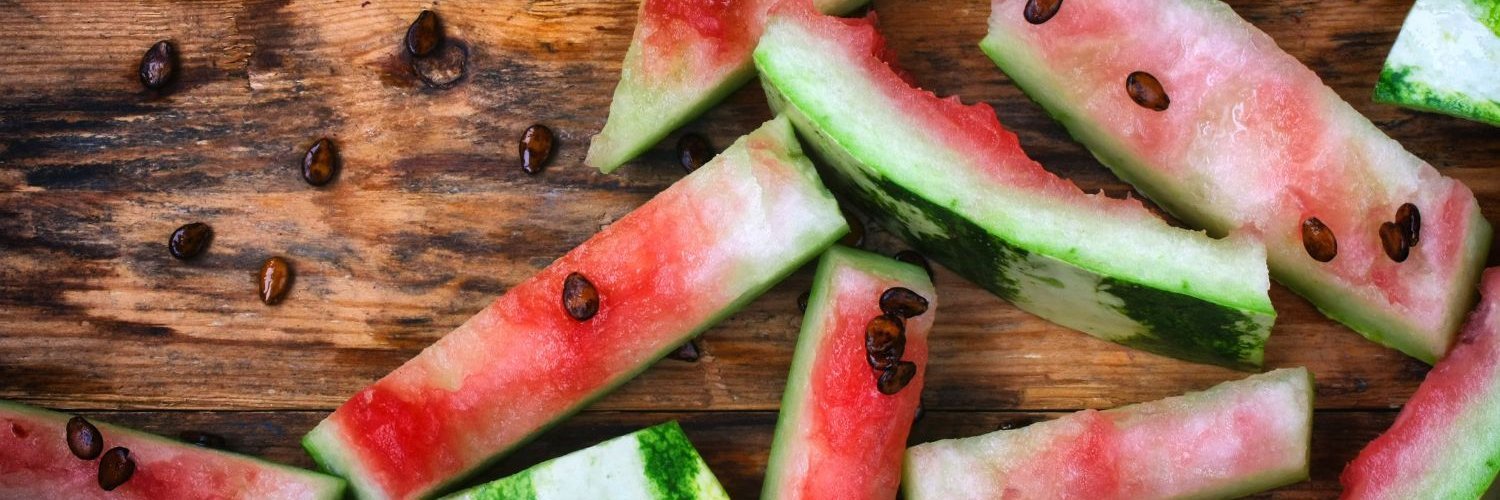 Auf einem Holzuntergrund liegen Abschnitte von Wassermelonenschale.