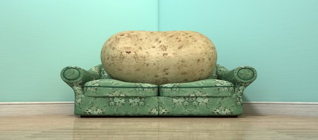 große Kartoffel liegt auf einem Sofa