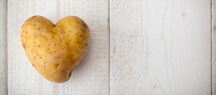 Eine Kartoffel in Herzform