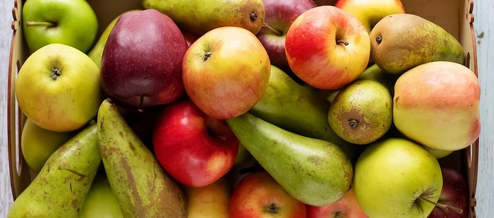 Kiste mit Äpfeln und Birnen
