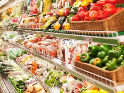 Supermarktregal mit verschiedenen Obst- und Gemüsearten