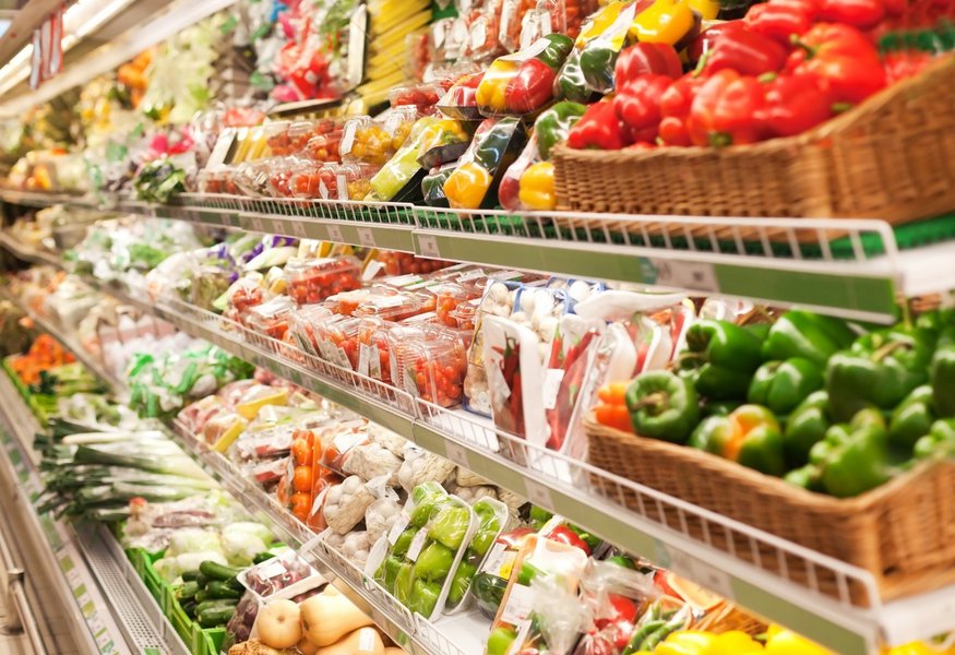 Supermarktregal mit verschiedenen Obst- und Gemüsearten