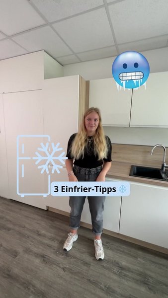 Blonde junge Frau in einer Küche und Text "3 Einfrier-Tipps"