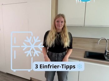 Blonde junge Frau in einer Küche und Text "3 Einfrier-Tipps"