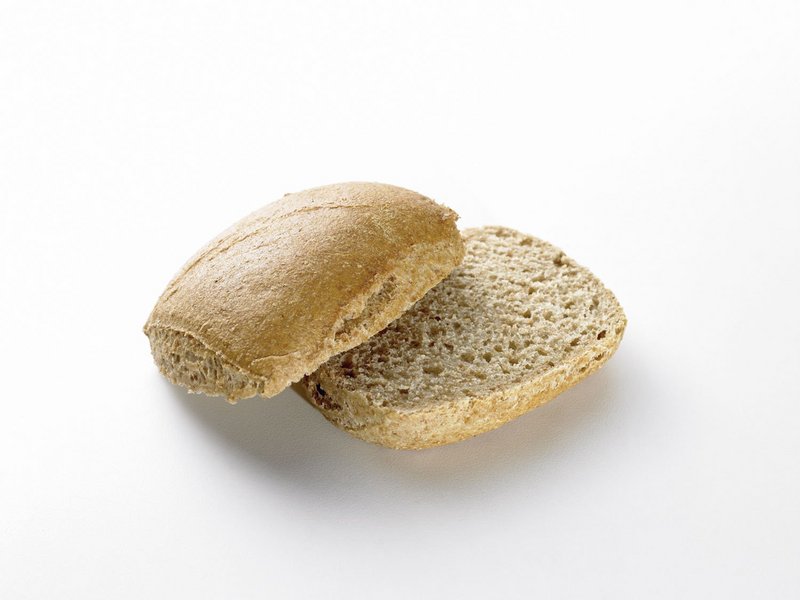 Es ist ein aufgeschnittenes Vollkornbrötchen abgebildet.