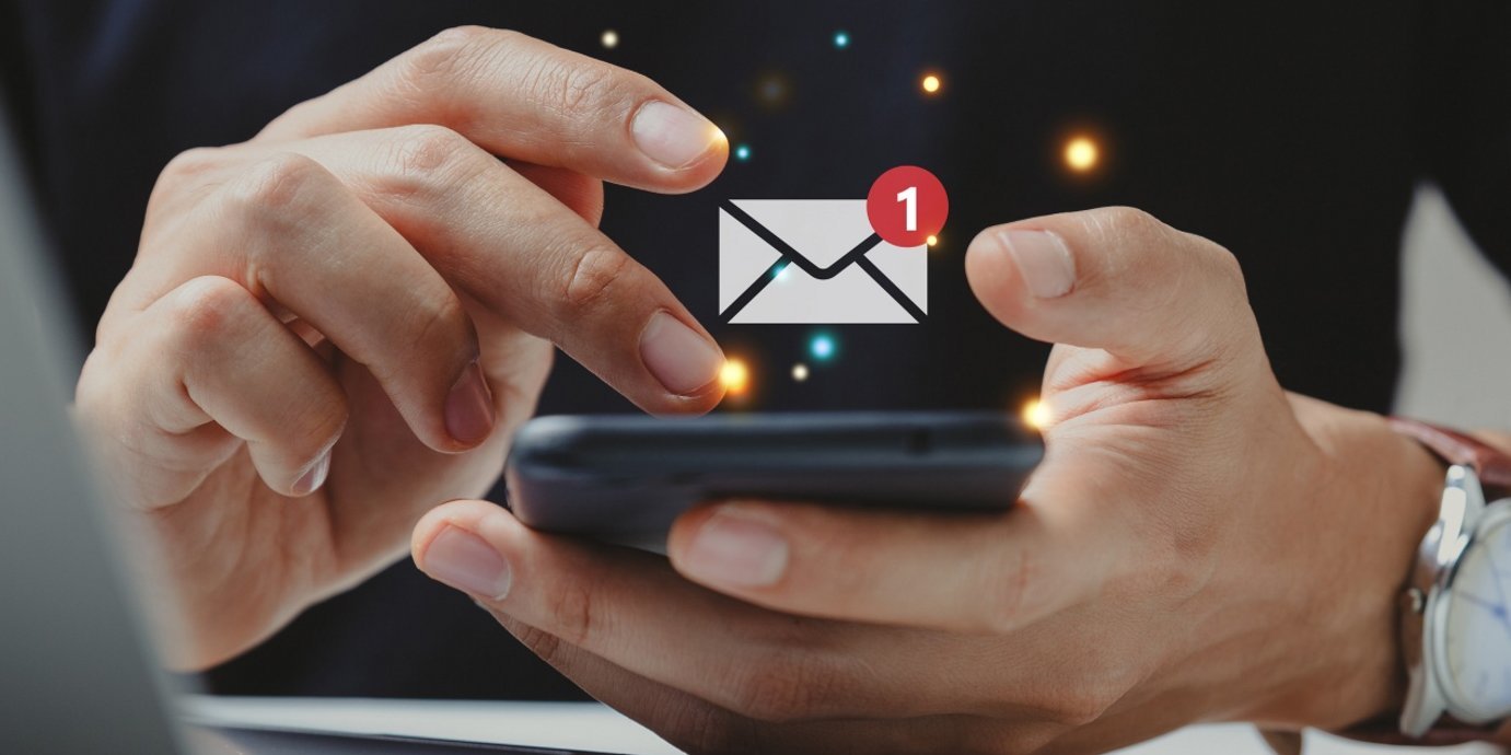 Zwei Hände halten ein Mobiltelefon. . Artikel "Unser Newsletter-Angebot" öffnen.