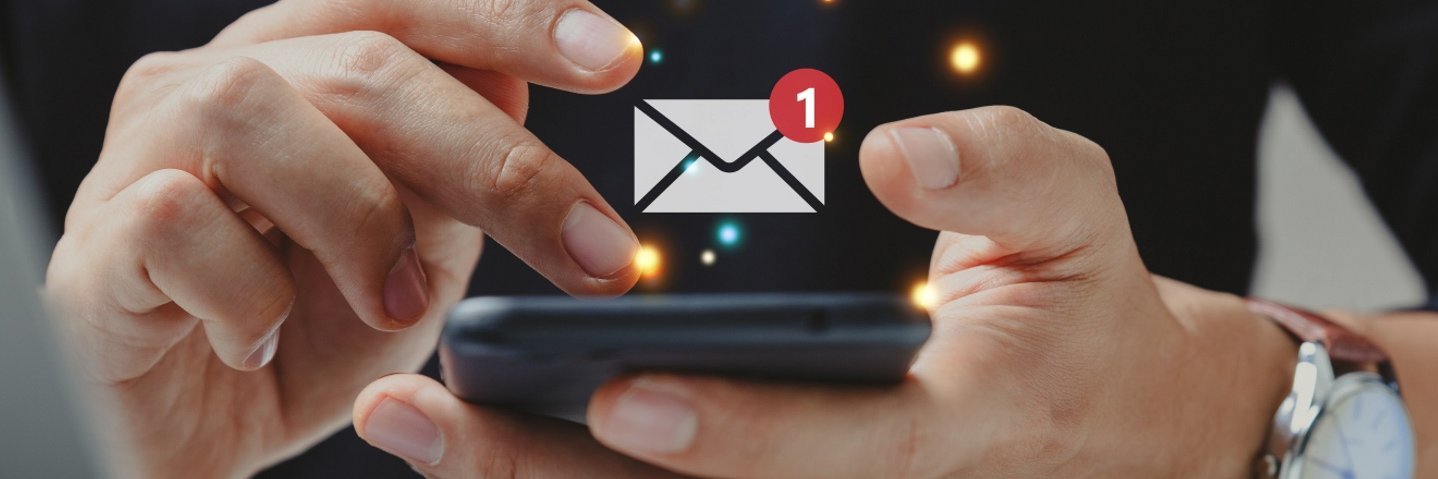 Zwei Hände halten ein Mobiltelefon. 