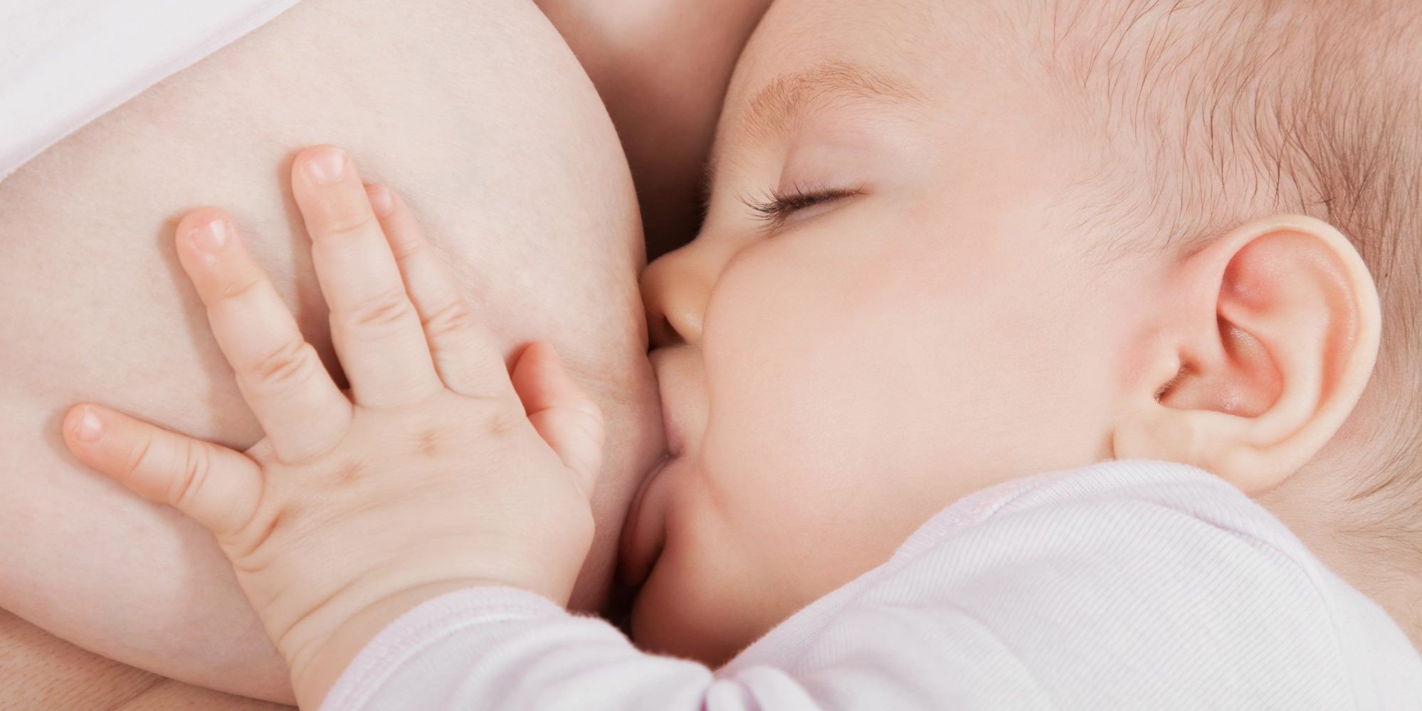 Ein Baby trinkt an der Brust.. Artikel "Essen in der Stillzeit" öffnen.