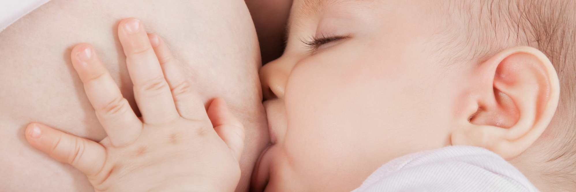 Ein Baby trinkt an der Brust.