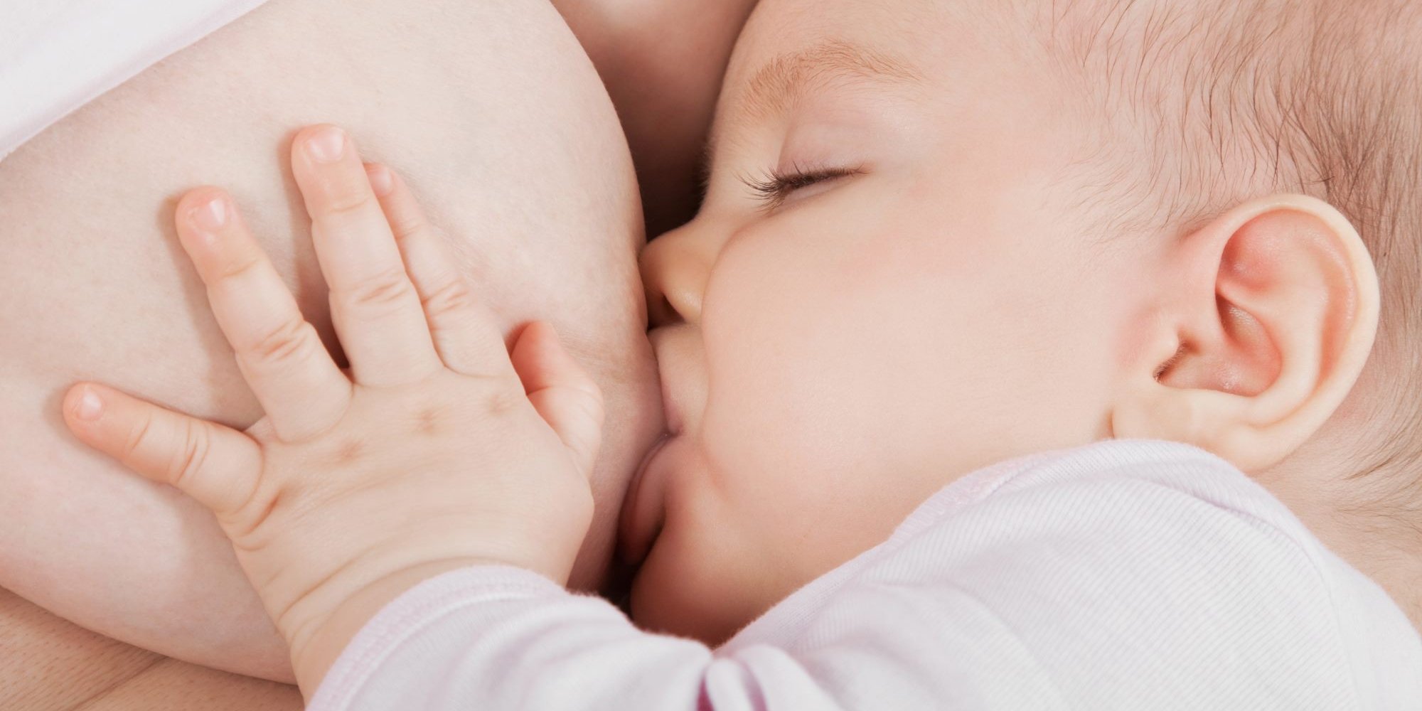 Ein Baby trinkt an der Brust.. Artikel "Gut essen in der Stillzeit" öffnen.