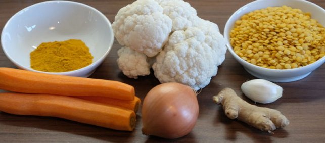 Aus gelben Linsen, Möhren, Blumenkohl, Zwiebeln und Gewürzen wird ein leckeres Curry