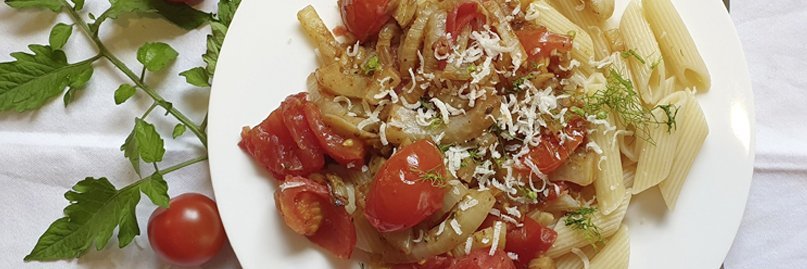 Ein Teller mit Tomaten-Fenchel-Pasta.