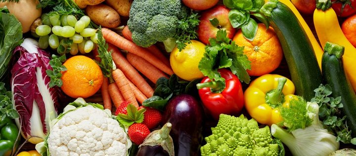 Verschiedenes Gemüse und Obst wie zum Beispiel Möhren, Paprika, Erdbeeren, Trauben.