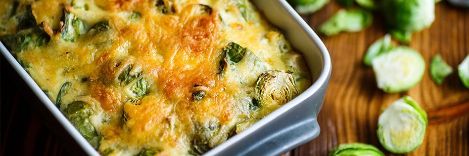 Rosenkohl-Gratin in einer Auflaufform.