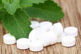 Stevia Tabletten und Blätter