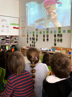 Kinder einer Berliner Grundschule schauen die Geschichte zu ihrem Cateringunternehmen an