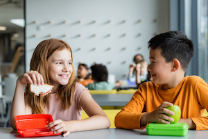 Zwei Schulkinder essen ihre Pausenbrote