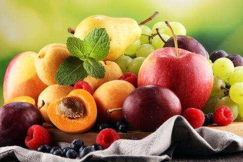 Verschiedenes Obst, wie zum Beispiel Pflaumen, Birne, Äpfel, Trauben, Beeren