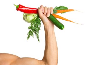 Männerarm hält rohes Gemüse hoch