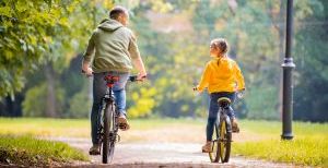 Mann und Mädchen fahren Fahrrad