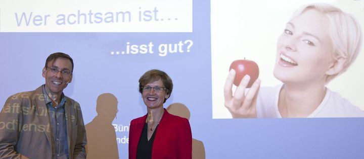Dr. Margareta Bünuning-Fesel und Sven Preger vor einer Power-Point-Folie