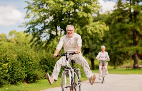 Bild: Ein Mann hat Spaß beim Fahrradfahren.