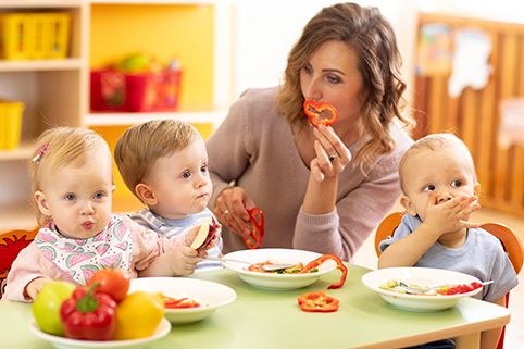 Bild: Mit Kindern Gemüse essen.