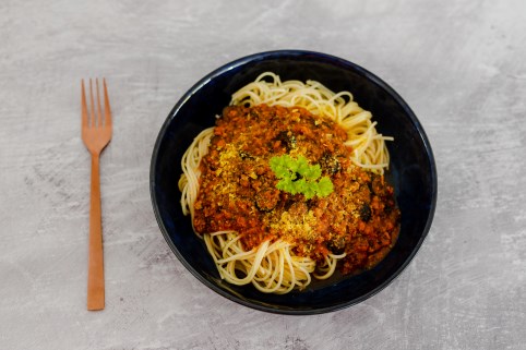 Ein Teller mit Spaghetti und scheinbar Bolognesesauce