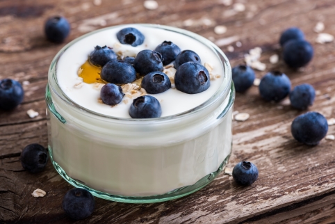 Bild: Joghurt mit Heidelbeeren.