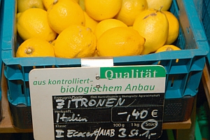 Bio-Zitronen in Kiste mit Schild für Kennzeichnung
