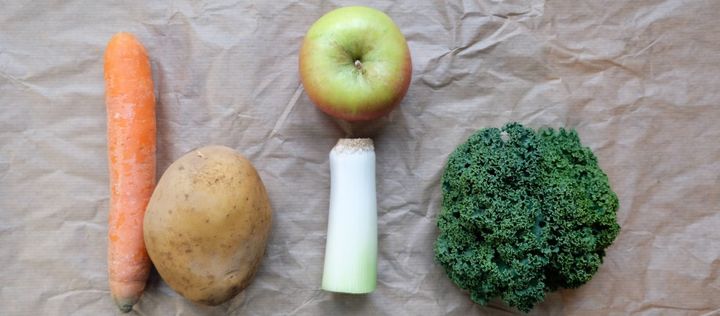 Schirftzug bio aus Möhre, Kartoffel, Lauch, Apfel, Grünkohl auf Packpapier