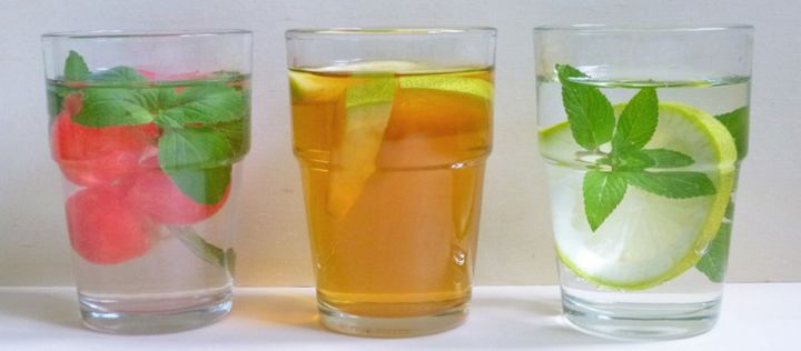 Drei Gläser mit verschiedenen Erfrischungsgetränken