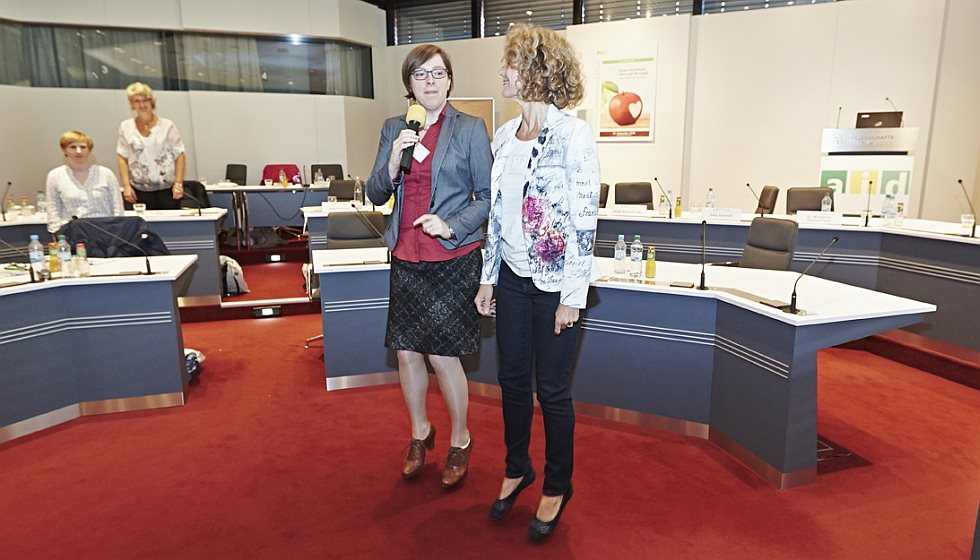 Dr. Jutta Bollwein und Dr. Claudia Müller springen in die Luft 