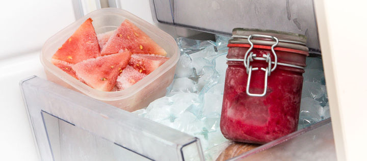 Ein Blick ins Tiefkühlfach: Obst mit Eiskristallen, selbstgemachtes Himbeereis im Glas und Unmengen an Eiswürfeln.