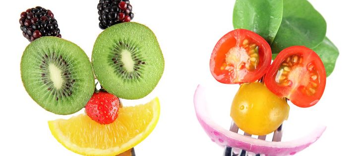 Obst und Gemüse als Gesichter auf Gabeln gespießt